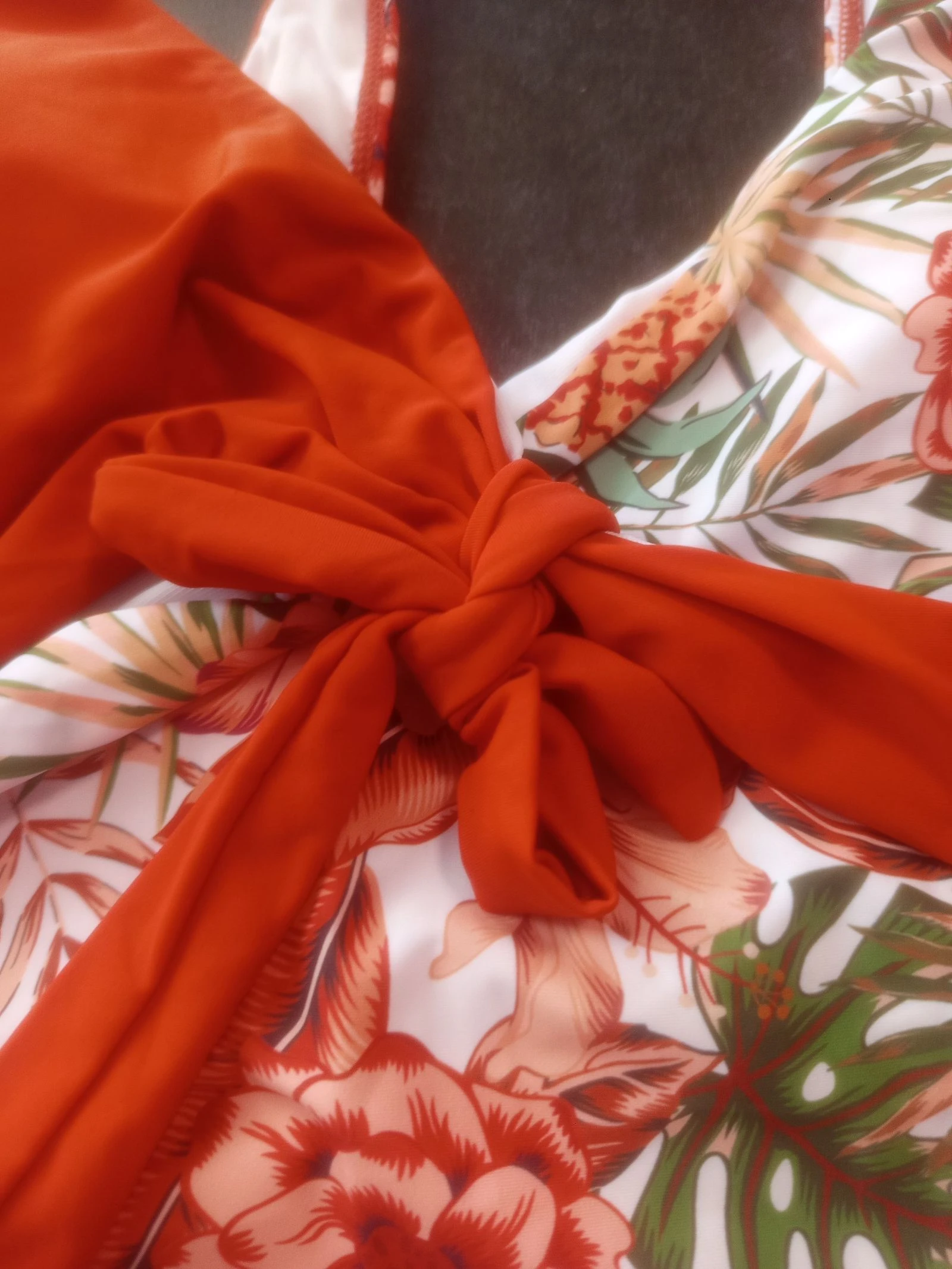 Bañador de una pieza con estampado floral sobre fondo blanco y color terracota con flores y hojas – photo 5